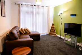 Awesome Coventry Home for Business Contractors and Suitable for families with Free Parking 14mins from NEC